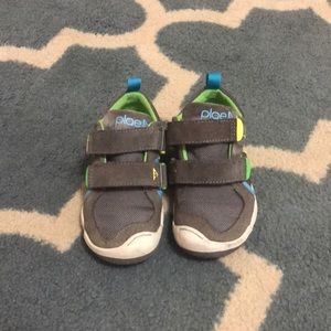Barely worn plae shoes size 9